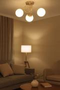 Lampa-Wiszaca-Sufitowa-Zlota-Zyrandol-Biale-Kule-3xE27-IP20-3.jpg