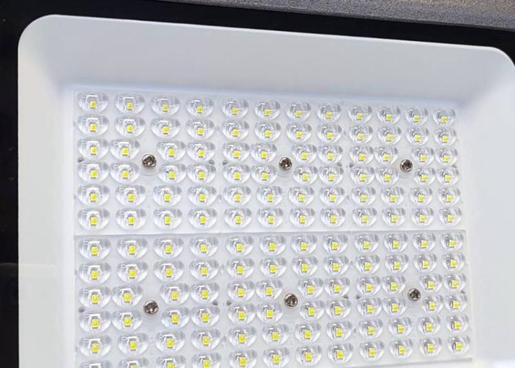 Naświetlacz-halogen-100W-15000lm-4000K-IP65-2.jpg