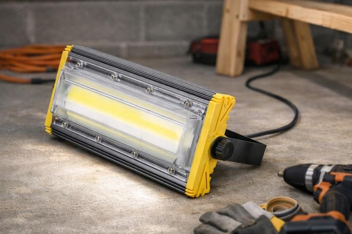 lampa-naswietlacz-halogen-LED-50W-hermetyczny-IP65-do-ogrodu-6000lm-IP65-2.jpg