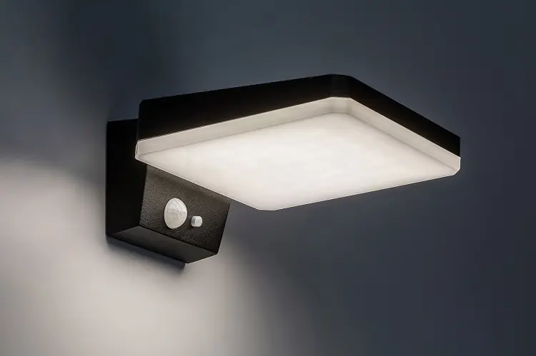 Lampa-solarna-elewacyjna-kinkiet-LED-6W-600lm-4000K-czujnik-czarna-IP54-1.jpg