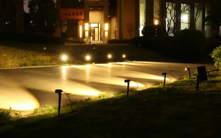 Lampa-Solarna-Ogrodowa-LED-Wbijana-4X-Reflektor-Czujnik-Zmierzchu-4.jpg