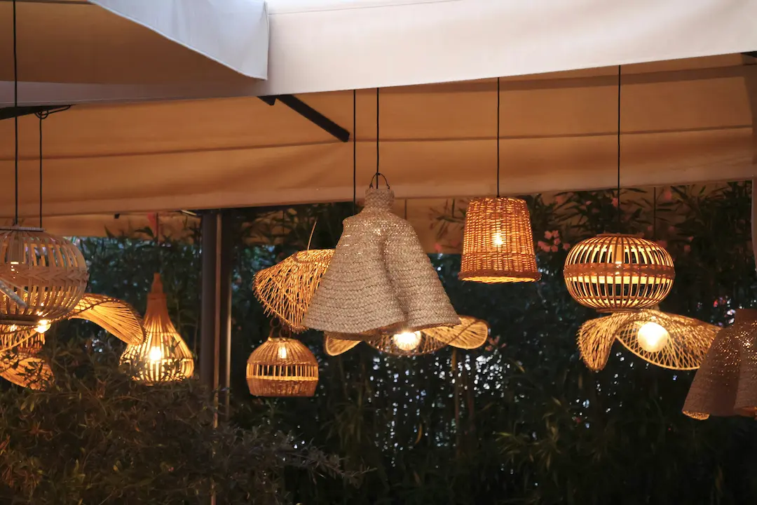 Wiele zwisających z sufitu tarasu ciepłych lamp
