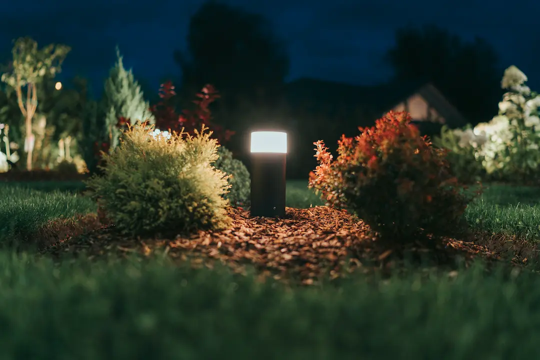 Jaka lampa solarna na podwórko, do ogrodu i na ulicę? Poradnik
